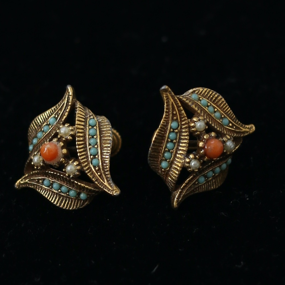 VINTAGE gold/ brass tricorne screw back earrings